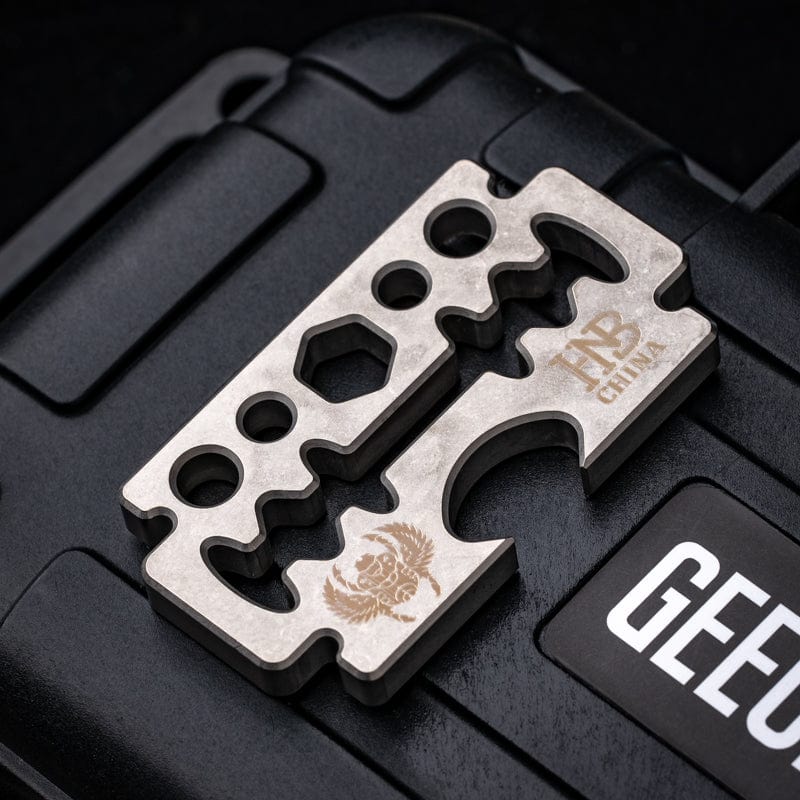 GEEONE Multi Tool HANNIBAL, Razor, bottle opener, multiple functions wrench, crowbar
