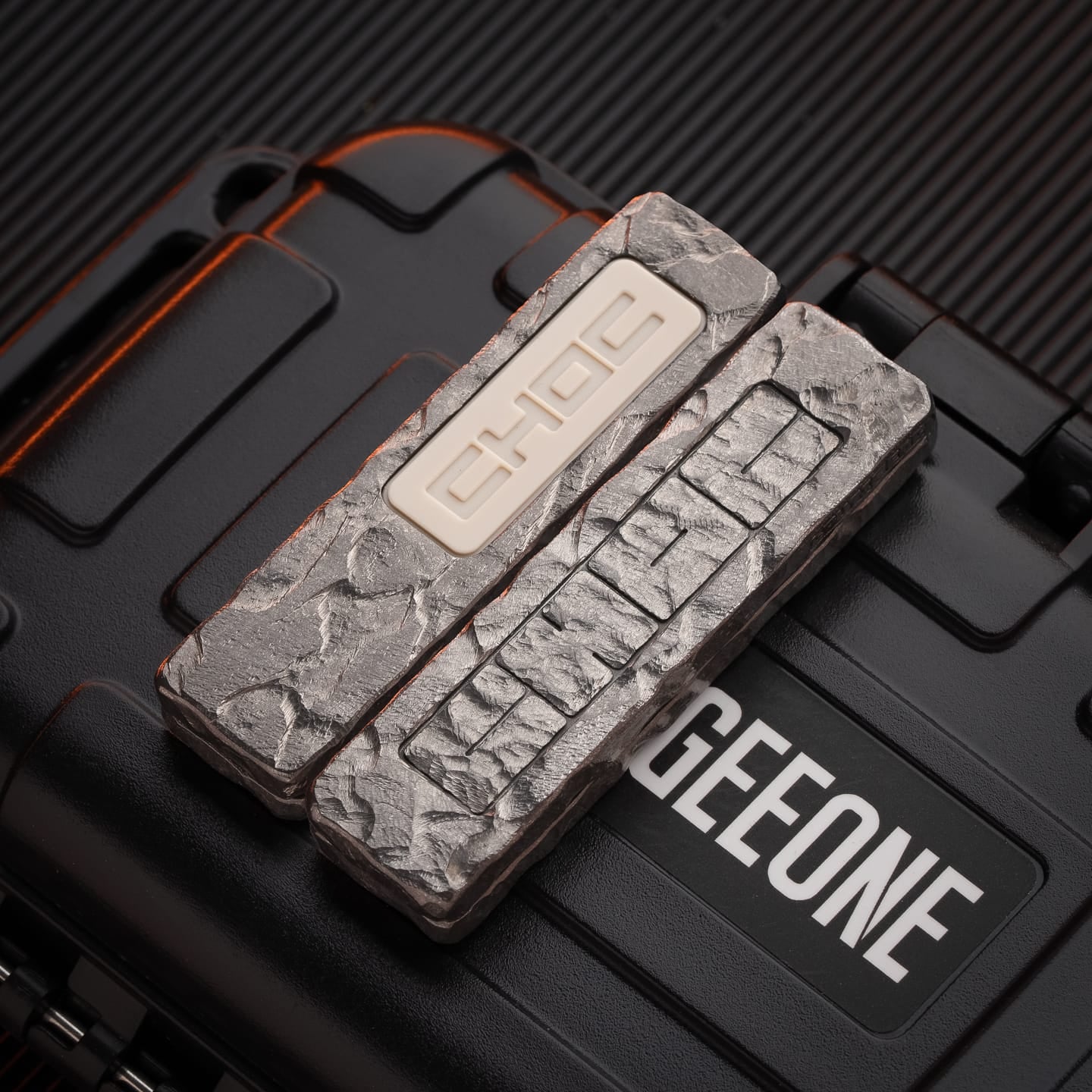 LAUTIE 只禁优惠代码 “Choc” Mechanical Slider Choc (Custom Engraved Version) / Stainless Steel - Stone Texture Engraving