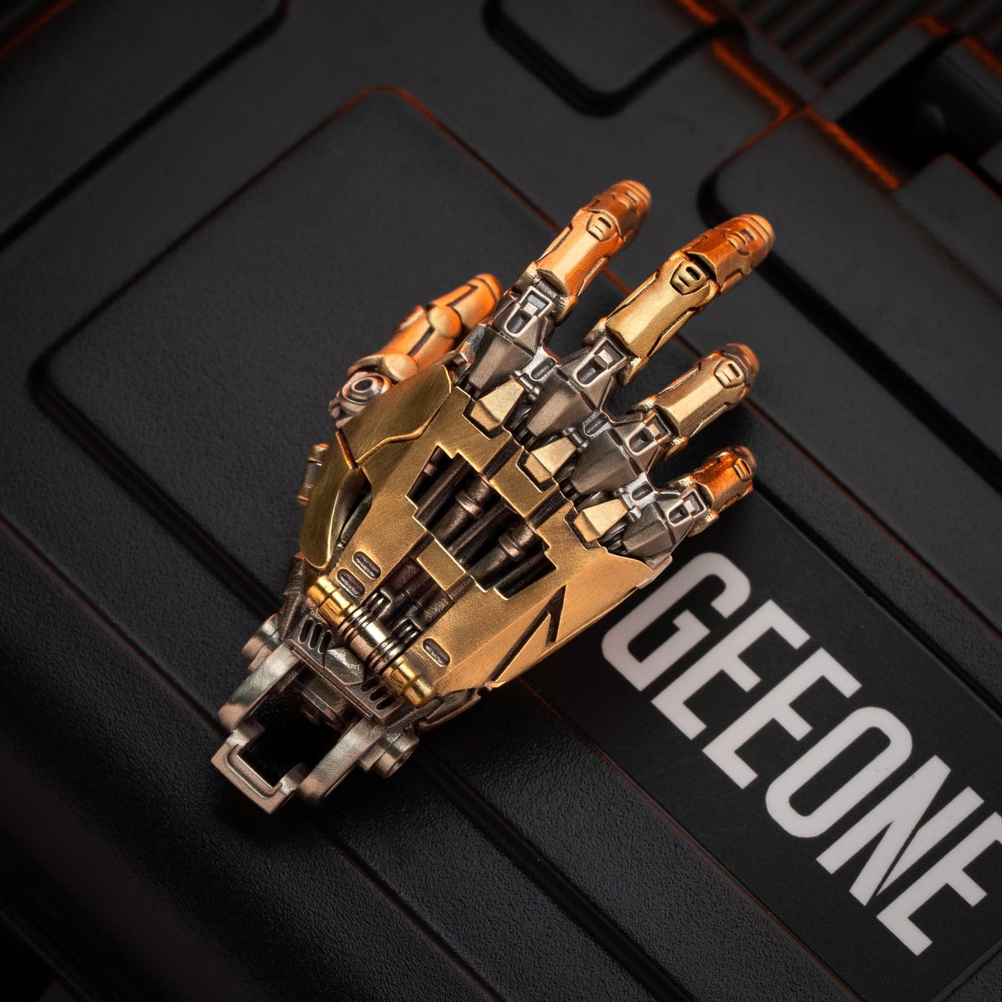 COPPERTIST WU 只禁优惠代码 Mechanical Hand Pendant - Right Brass/Cupronickel