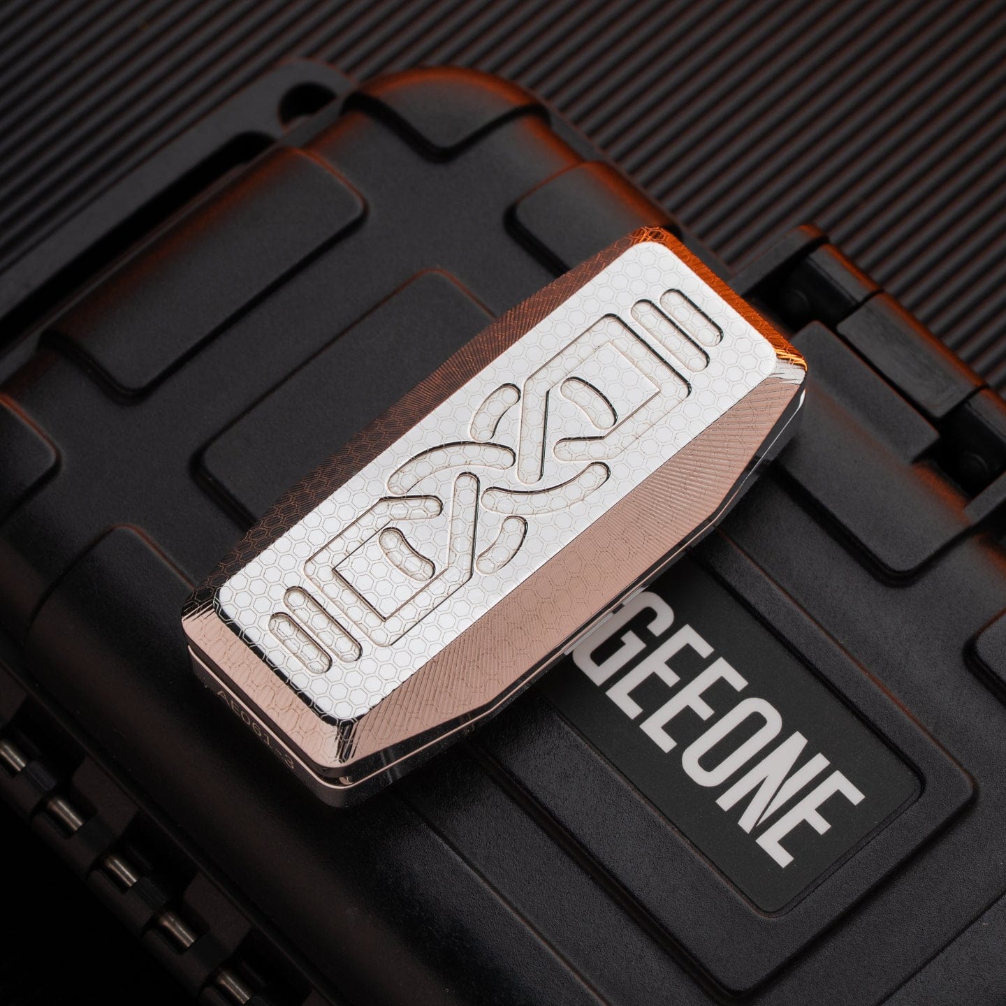 Sequence 只禁优惠代码 Shuttle Slider Stainless Steel-honeycomb engraving