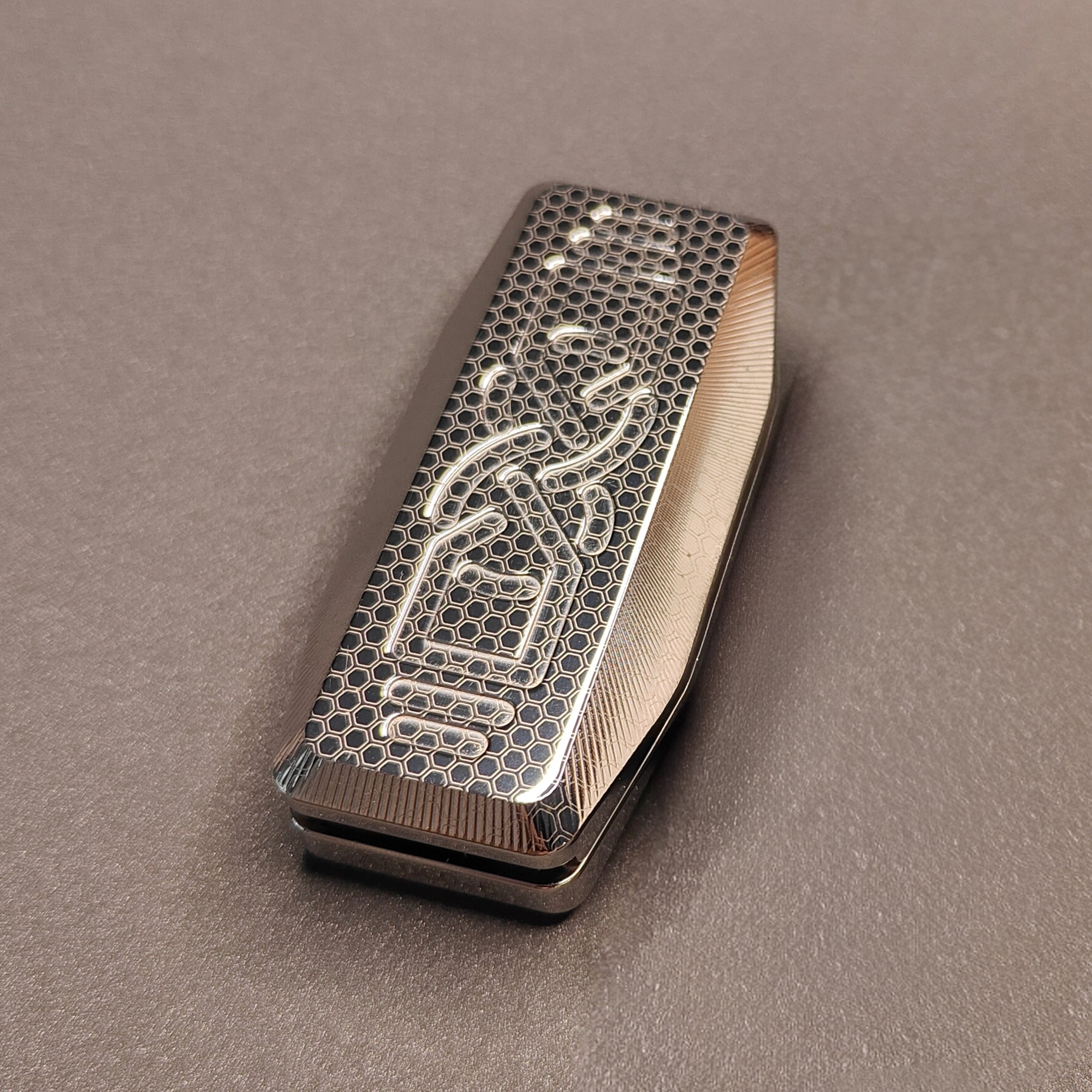Sequence 只禁优惠代码 Shuttle Slider Stainless Steel-honeycomb engraving (ships in 7 days)